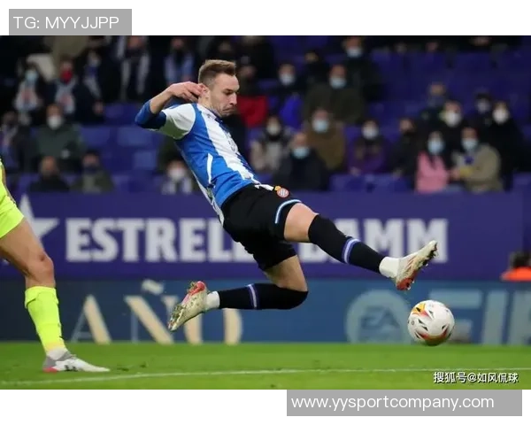 卡梅隆托马斯表现亮眼16分钟内贡献8分2板4助引关注