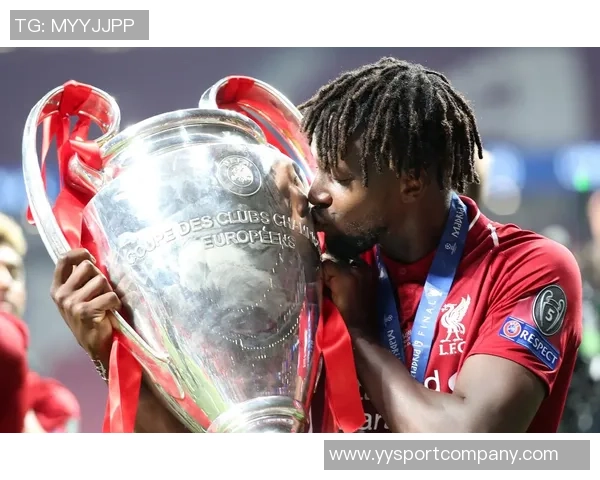 德里欧赛后高举欧冠MVP奖杯庆祝对利物浦的精彩表现与进球荣耀