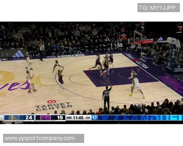 库里弧顶接球失去重心却依然精准命中布朗尼面前三分球