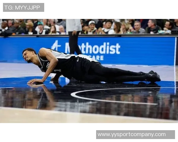 文班亚马高效砍下31分13板却因疑似受伤提前退赛但愿无碍